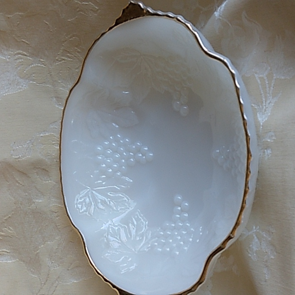 Vintage, Milk Glass Grapevine Fruit Bowl.